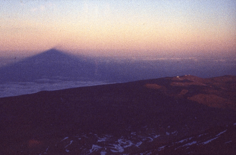 Bergschatten des Pico del Teide, 31.03.1986, ca. 2045h OZ, Minolta 50mm/f2.0, Kodak P800/1600 (auf ISO 3200 entwickelt)