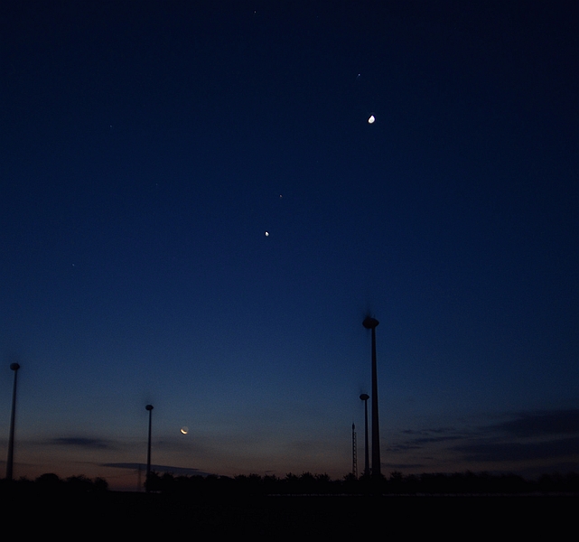 Venus - Jupiter -Mars und Mond, 11.10.2015, 0643h MEZ, Zornheim /Rhh., Nikkor 18/3.5, Nikon D7000, ISO 560, 2s