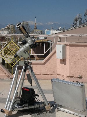 Der Beobachtungsplatz auf dem Hoteldach, GPDX mit Selbstbaustativ und 400er-Tele vor Minarett und noch verschneitem Taurus-Gebirge