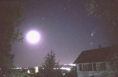 Hale-Bopp bei Mond, 11.04.1997, 2250h MEZ, Nieder-Olm, Nikon FT2, Vivitar 28mm/f2.8, Agfa 1000 RS, 30s