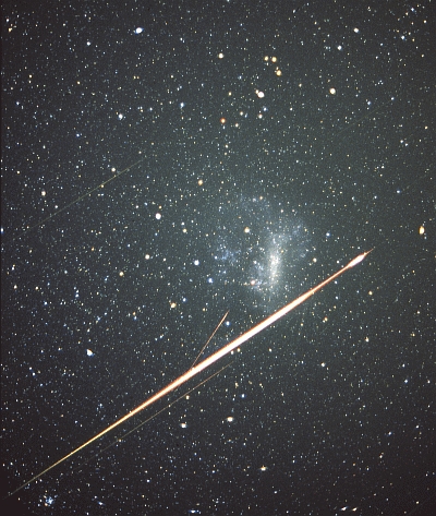 Leoniden vor der großen Magellanschen Wolke, 18.11.2001, ca. 1900h MEZ, Nikon FT2 50mm/f1.4, Fujichrome 400, 5 min.