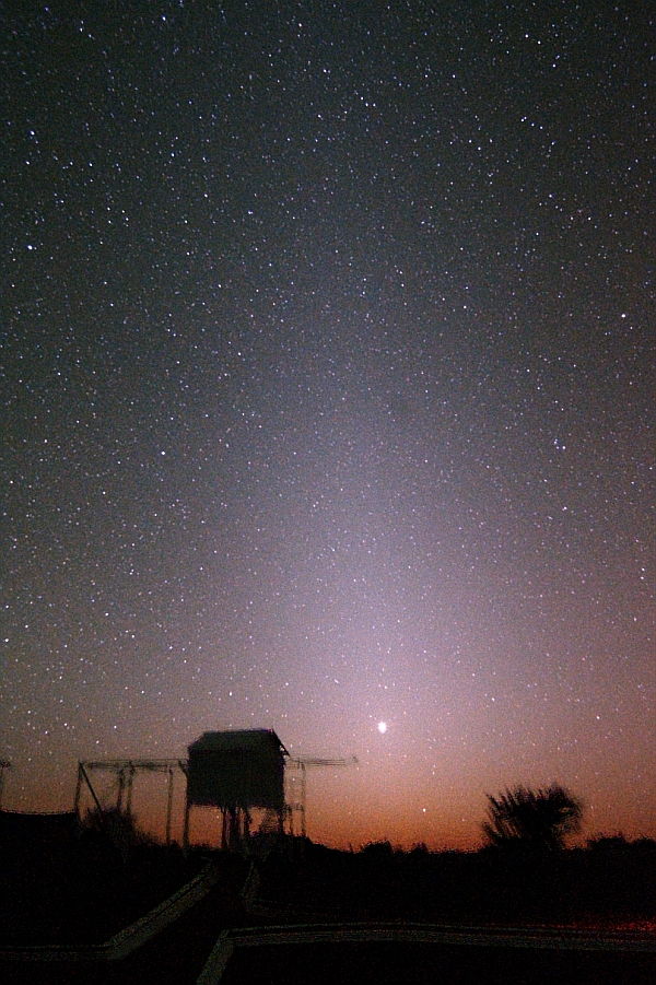 Zodiakallicht, 20.05.2023, 0542-0549h UT, Kiripotib, Namibia, Nikon D7000, Nikkor 18-26 mm (ED asph.), eingestellt auf 18 mm/f5.6, ISO 1600, 6 x 20 s = 2 min (stehende Kamera), DSS, CS6