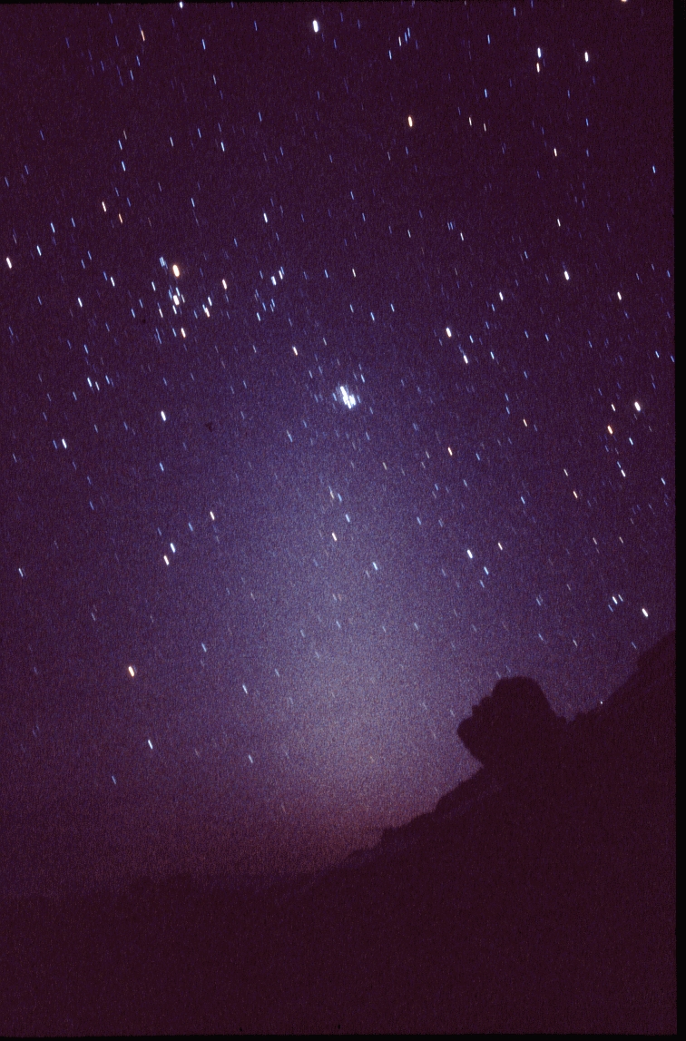 Zodiakallicht 31.03.1986, ca. 21h, Minolta 28 mm/f2.8, KODAK P800/1600 (auf 3200 ISO), ~1 min (ohne Nachführung)